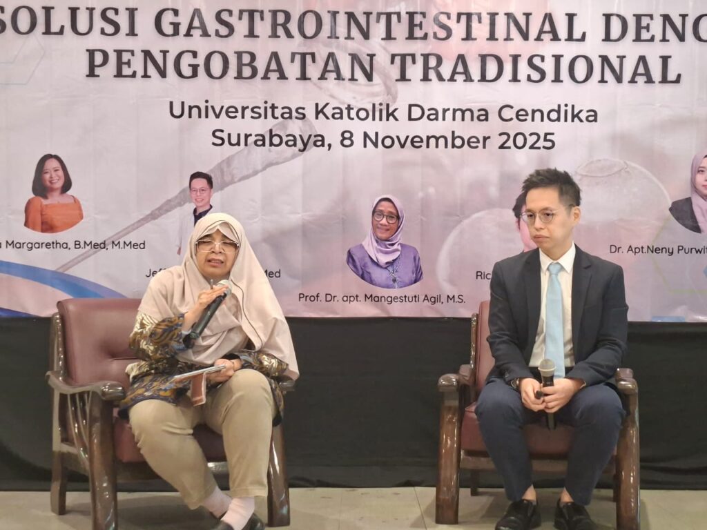 Sinshe Jeffri Tay menjawab pertanyaan yang di tanyakan oleh peserta workshop