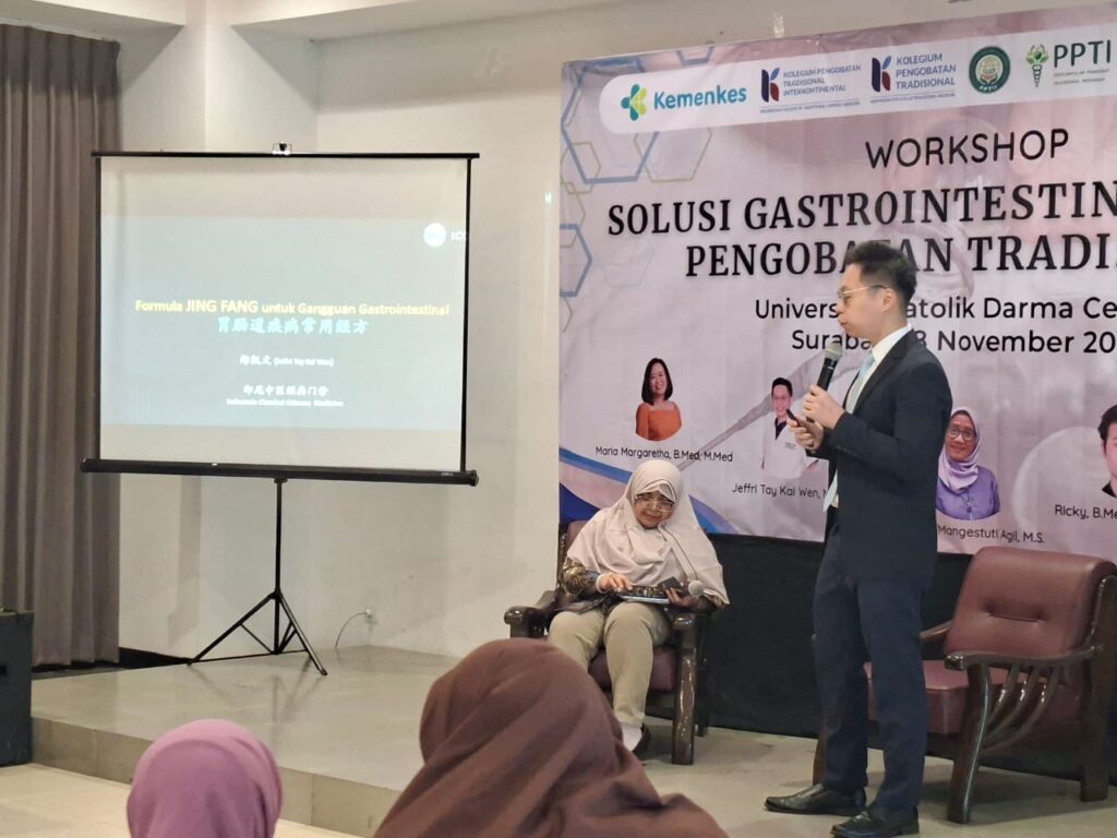 Sinshe Jeffri Tay memberikan materi di UKDC Surabaya